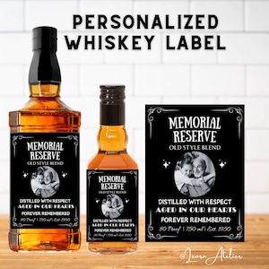 Op de afbeelding: Gepersonaliseerd whisky-etiket met de tekst "Memorial Reserve Old Style Blend". Het etiket bevat een foto en de tekst "Gedistilleerd met respect, gerijpt in onze harten, voor altijd herinnerd". De fles is 750 ml.