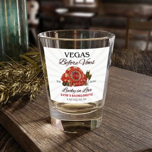 Benutzerdefinierte Schnapsglas - Vegas vor den Gelübden, Junggesellinnenabschied Geschenk, 1,5 Unzen Tasse, Verliebte Glückspilz, Brautparty Geschenk, Bachelorette Souvenir