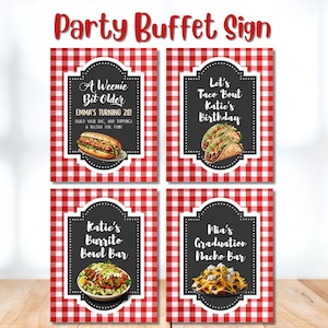 Può includere: Un set di quattro cartelli per buffet di festa con sfondo a scacchi rossi e bianchi. Ogni cartello ha una cornice nera con testo bianco e un'illustrazione di cibo. I cartelli recitano: "A Weenie Bit Older", "Let's Taco Bout Katie's Birthday", "Katie's Burrito Bowl Bar" e "Mia's Graduation Nacho Bar."