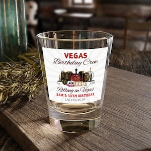 Kundenspezifisches Schnapsglas 1.5 Unze - Vegas-Geburtstags-Gastgeschenk, rollen in Vegas Geschenk, personalisiertes Andenken, Feiern mit Stil