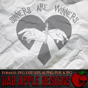 Può includere: Un design grafico con il testo "SINNERS ARE WINNERS" in un font gotico. Il design include una forma a cuore grigia con due mani che tengono una manetta. La parte inferiore mostra "BAD APPLE DESIGNS" e formati di file.
