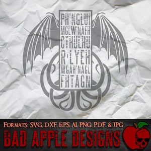 Könnte beinhalten: Ein graues und weißes Grafikdesign eines Cthulhu-Monsters mit dem Text "PH'NGLUI MGLW'NAFH CTHULHU R'LYEH WGAH'NAGL FHTAGN" in einem rechteckigen Kasten. Das Design ist auf einem weißen Hintergrund mit einer zerknitterten Textur. Der Text "FORMATS: SVG, DXF, EPS. AL PNG, PDF. & JPG BAD APPLE DESIGNS" befindet sich am unteren Rand des Bildes. Ein roter Apfel mit einem Totenkopfgesicht befindet sich auf der rechten Seite des Bildes.