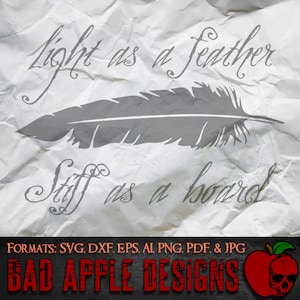 Op de afbeelding: Een digitaal ontwerp met de tekst "Light as a feather, Stiff as a board" en een grijze veerillustratie. Het ontwerp is beschikbaar in de formaten SVG, DXF, EPS, AI, PNG, PDF en JPG. Het ontwerp is van Bad Apple Designs.