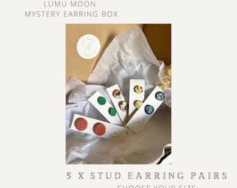Boîte à boucles d'oreilles mystère, boucle d'oreille en pâte polymère, porte-bonheur, mystère, cadeau pour elle, sac à main, surprise, boîte mystère, clous floraux, fait main