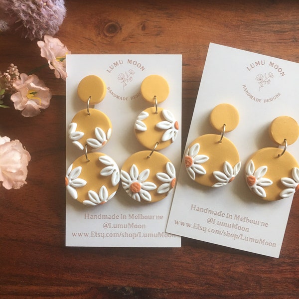 Pendientes de margaritas, bonitos pendientes de margaritas brillantes, pendientes de arcilla polimérica, margaritas blancas, pendientes florales, pendientes amarillos, regalo para ella