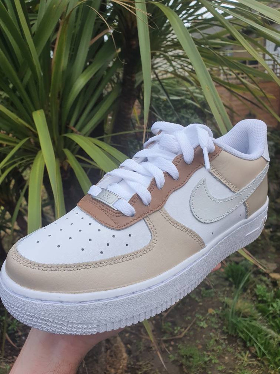 dark brown on beige af1
