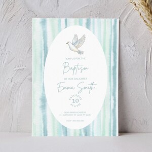 Puede incluir: Una tarjeta de invitación de bautizo rectangular con un fondo de acuarela de rayas verticales en azul cerceta y verde menta. Un óvalo blanco central contiene una ilustración de una paloma y el texto: JOIN US FOR THE BAPTISM OF OUR DAUGHTER EMMA SMITH SATURDAY 10 AT 6 PM GRAN MARIA CHURCH 211 GRAN BAY ST 14156 NY 34567 RSVP 000-000-000.