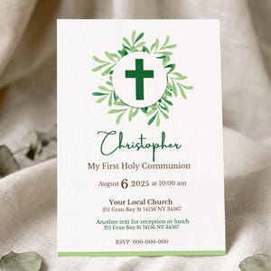 Puede incluir: Una tarjeta de invitación blanca con detalles verdes. Presenta una cruz verde dentro de una corona circular de hojas verdes. El nombre "Christopher" está escrito en cursiva, con detalles para la Primera Comunión.