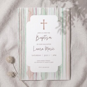 Puede incluir: Una tarjeta de invitación de bautizo con un fondo de rayas de acuarela en tonos rosa, verde y gris. El panel central blanco muestra un icono de cruz en oro rosa y el texto: JOIN US FOR THE BAPTISM OF OUR DAUGHTER LAURA MARIE SATURDAY JULY 7 2PM.
