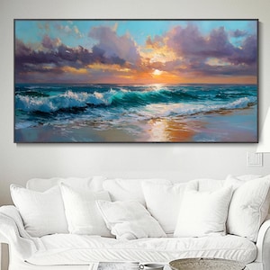 Op de afbeelding: Een ingelijst olieverfschilderij toont een zonsondergang boven de oceaan. Het kunstwerk toont turquoise golven die op de kust breken, met een lucht vol oranje, paarse en blauwe wolken. Het schilderij hangt boven een witte bank.
