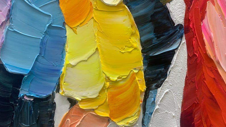 K&ouml;nnte beinhalten: Nahaufnahme eines abstrakten &Ouml;lgem&auml;ldes mit dicken Pinselstrichen. Das Kunstwerk zeigt eine lebendige Farbpalette, darunter Gelb, Blau, Orange, Rot und Schwarz. Die strukturierte Oberfl&auml;che erzeugt ein dynamisches und taktiles visuelles Erlebnis.