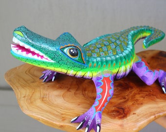 Cocodrilo alebrije, unique crocodile, Crocodile Alebrije from Oaxaca, Alligator, Copal wood sculpture, Alebrijes, Metallic colors.