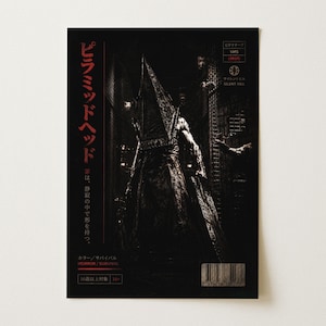 Puede incluir: Un p&oacute;ster negro con Pyramid Head de Silent Hill. La imagen muestra al personaje en un entorno oscuro y ominoso, con texto japon&eacute;s en rojo. El p&oacute;ster incluye el logotipo de VHS y el a&ntilde;o 1999.