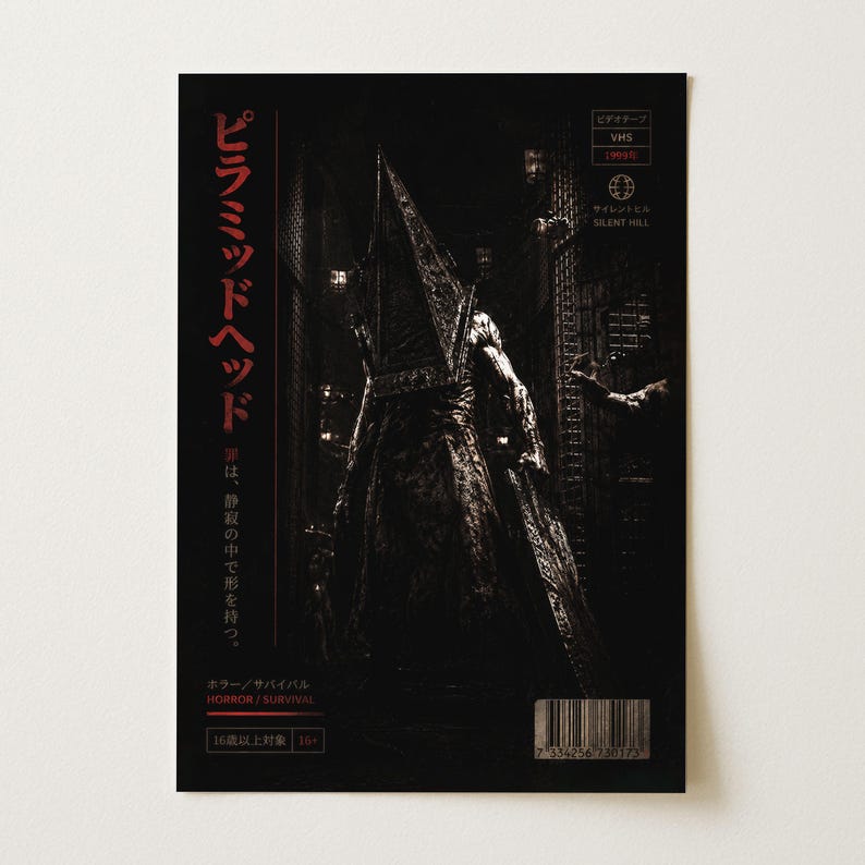 Puede incluir: Un p&oacute;ster negro con Pyramid Head de Silent Hill. La imagen muestra al personaje en un entorno oscuro y ominoso, con texto japon&eacute;s en rojo. El p&oacute;ster incluye el logotipo de VHS y el a&ntilde;o 1999.