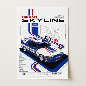 Könnte beinhalten: Ein weißes, blaues und rotes Poster mit einem Nissan Skyline R32 GT-R Rennwagen mit der Nummer 23. Das Design enthält technische Daten, den Text NISSAN SKYLINE R32 GT-R und NISMO-Markenzeichen. Das Auto ist in einem dynamischen Winkel abgebildet.