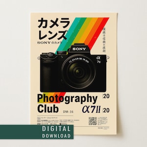 Puede incluir: Un póster con una cámara Sony α7II negra, una lente y texto japonés, sobre un fondo beige. El póster incluye un diseño de rayas arcoíris, las palabras "Photography Club" y "Digital Download."