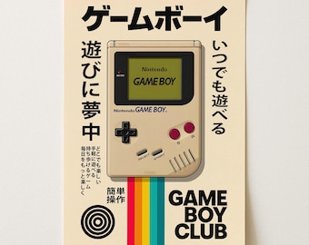Puede incluir: Un póster beige que presenta una consola portátil Nintendo Game Boy vintage en el centro. El diseño incluye texto en japonés negro, las palabras GAME BOY CLUB y un patrón de rayas verticales de arcoíris que sale de la consola.
