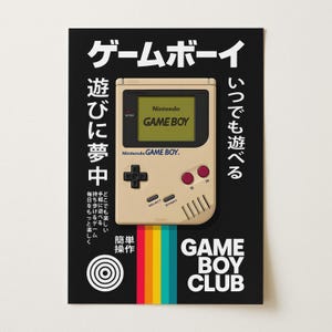 Peut inclure: Une affiche verticale présentant une console portable Nintendo Game Boy beige centrée sur un fond noir. Le design inclut du texte japonais, les mots GAME BOY CLUB et une bande arc-en-ciel verticale. La console possède un écran, une croix directionnelle, des boutons A et B, ainsi que des boutons Select et Start.