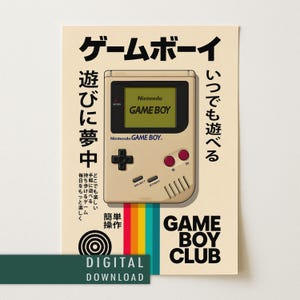Puede incluir: Un póster beige con una ilustración de una consola portátil Nintendo Game Boy vintage. El diseño incluye texto en japonés negro, las palabras GAME BOY CLUB y una franja vertical de arcoíris. La pantalla muestra el logotipo de Nintendo GAME BOY.