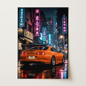 Puede incluir: Un coche deportivo de color naranja brillante con alerón trasero aparcado en una calle urbana mojada por la noche. La escena está iluminada por letreros de neón rosas y azules con caracteres japoneses, reflejándose en el suelo mojado.