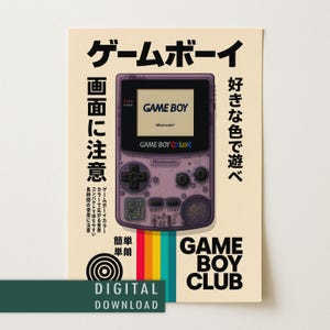 Könnte beinhalten: Digitaler Poster mit einer lila Game Boy Color Konsole. Das Poster enthält japanischen Text und die Worte "GAME BOY CLUB" in fetter, schwarzer Schrift. Unter der Konsole wird ein Regenbogen aus Farben angezeigt.