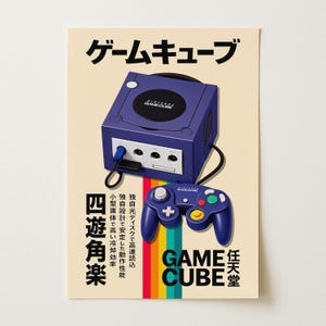 Può includere: Un poster con una console e un controller Nintendo GameCube viola. La console è sopra il controller, con le parole "GAME CUBE" e testo giapponese. Un arcobaleno di colori è sotto.