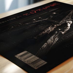 Puede incluir: Una portada de libro oscura y brillante con texto japon&eacute;s en rojo. La imagen presenta una ilustraci&oacute;n detallada y sombreada de una figura y una estructura. Un c&oacute;digo de barras es visible en la parte inferior.