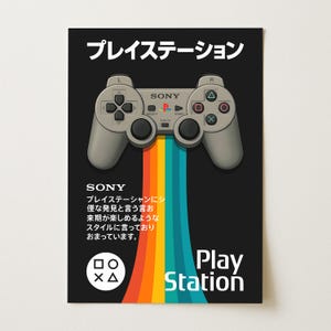 Puede incluir: Un póster con un mando de PlayStation gris y la palabra "SONY" encima. Debajo del mando, un diseño de arcoíris fluye hacia las palabras "Play Station" en texto blanco sobre un fondo negro. También hay texto japonés.