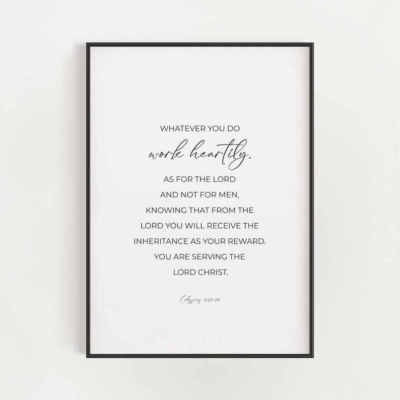 Puede incluir: Arte de pared imprimible en blanco y negro con una cita de la Biblia: "Todo lo que hagas, hazlo de coraz&oacute;n, como para el Se&ntilde;or y no para los hombres, sabiendo que del Se&ntilde;or recibir&aacute;s la herencia como recompensa. Est&aacute;s sirviendo al Se&ntilde;or Cristo." Colosenses 3:23-24