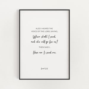Puede incluir: Arte de pared imprimible en blanco y negro con una cita de la Biblia, Isaías 6:8. La cita dice: "TAMBIÉN OÍ LA VOZ DEL SEÑOR, QUE DECÍA: ¿A quién enviaré, y quién irá por nosotros? ENTONCES DIJE: Heme aquí, envíame."