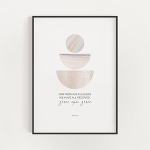 Könnte beinhalten: Ein druckbarer Kunstdruck mit einem beige-weißen abstrakten geometrischen Design und dem Text "For from his fullness we have all received, grace upon grace" und "John 1:16".
