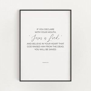 Romanos 10:9 Escritura de Pascua imprimible signo de arte de pared, descarga digital del versículo bíblico cristiano minimalista moderno, Jesús es el cartel de la cita del Señor