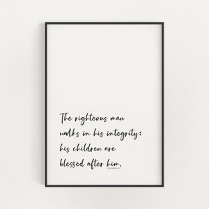 Op de afbeelding: Zwart-wit typografieprint met de quote "De rechtvaardige man wandelt in zijn integriteit: zijn kinderen worden na hem gezegend." en de tekst "Spreuken 20:7" in kleiner lettertype.