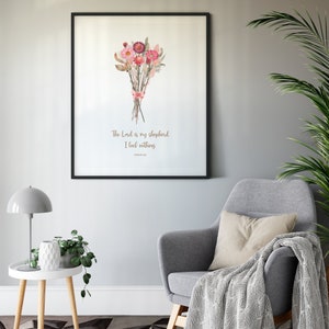 Puede incluir: Una impresi&oacute;n enmarcada con una ilustraci&oacute;n de acuarela de un ramo de flores rosas y blancas. El texto "The Lord is my shepherd, I lack nothing. Psalm 23:1" est&aacute; impreso debajo de las flores.