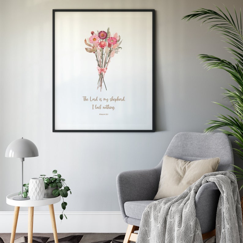 Puede incluir: Una impresi&oacute;n enmarcada con una ilustraci&oacute;n de acuarela de un ramo de flores rosas y blancas. El texto "The Lord is my shepherd, I lack nothing. Psalm 23:1" est&aacute; impreso debajo de las flores.