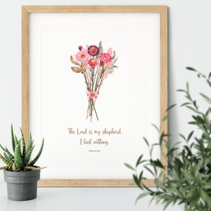 Puede incluir: Una impresi&oacute;n enmarcada con un ramo de flores secas en tonos rosa y blanco. La impresi&oacute;n presenta el texto "The Lord is my shepherd. I lack nothing. PSALM 23:1".