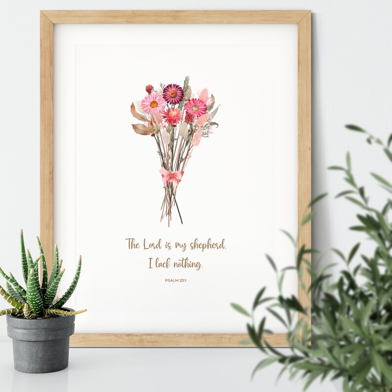 Puede incluir: Una impresi&oacute;n enmarcada con un ramo de flores secas en tonos rosa y blanco. La impresi&oacute;n presenta el texto "The Lord is my shepherd. I lack nothing. PSALM 23:1".