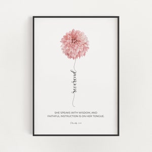 Proverbios 31:26 Ella habla con sabiduría Regalo de agradecimiento reverendo femenino, arte de pared de versículo bíblico imprimible con flor de acuarela rosa pastel