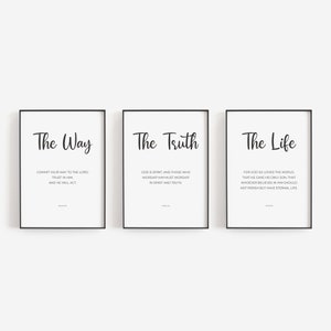 Könnte beinhalten: Drei schwarze gerahmte Drucke mit weißen Hintergründen und schwarzem Text. Die Drucke sind mit "The Way", "The Truth" und "The Life" betitelt. Jeder Druck enthält einen Bibelvers.