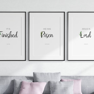 Juego de 3 impresiones de arte de pared con versículos bíblicos de Pascua cristianos: «Ha resucitado, está terminado, Jesús es el Señor», decoración minimalista floral para Pascua.