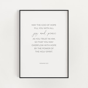 Romanos 15:13 Arte mural cristiano minimalista moderno, decoración imprimible del versículo bíblico en blanco y negro, cartel de la cita bíblica del Dios de la esperanza