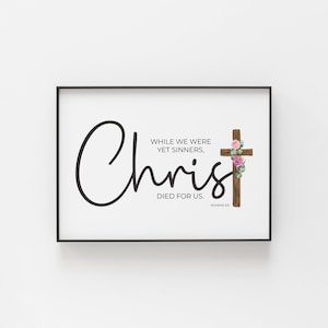 Romanos 5:8 KJV Mientras aún éramos pecadores Arte cristiano de la pared de las Escrituras de Pascua con cruz floral de acuarela, impresión de versículos bíblicos imprimibles de Cuaresma