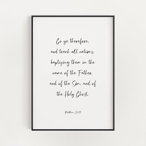 Peut inclure: Impression murale imprimable en noir et blanc avec une citation de la Bible : « Allez, faites de toutes les nations des disciples, les baptisant au nom du Père, du Fils et du Saint-Esprit. » La citation est attribuée à Matthieu 28 :19.
