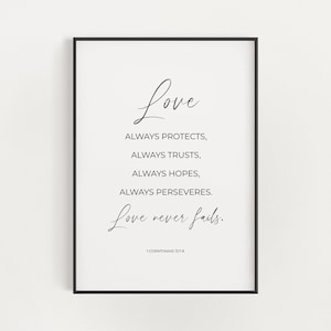 1 Corinzi 13:7-8, Versetto biblico moderno e minimalista stampabile, Regalo di nozze cristiano, L'amore non fallisce mai Stampa in bianco e nero, Arte delle Scritture