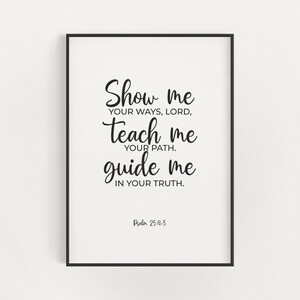 Puede incluir: Arte de pared imprimible en blanco y negro con una cita religiosa del Salmo 25:4-5. La cita dice: "Muéstrame tus caminos, Señor, enséñame tu senda. Guíame en tu verdad."