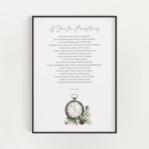 Puede incluir: Una impresión de arte de pared imprimible en blanco y negro con una cita de Eclesiastés 3:1-8. La cita dice: "Un tiempo para todo." La impresión presenta un reloj vintage con números romanos y un diseño floral.