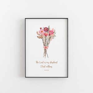 Puede incluir: Una impresi&oacute;n de arte imprimible con una ilustraci&oacute;n de acuarela de un ramo de flores rosas y blancas. El texto "The Lord is my shepherd. I lack nothing. Psalm 23:1" est&aacute; impreso debajo de las flores.