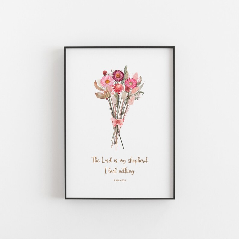 Puede incluir: Una impresi&oacute;n de arte imprimible con una ilustraci&oacute;n de acuarela de un ramo de flores rosas y blancas. El texto "The Lord is my shepherd. I lack nothing. Psalm 23:1" est&aacute; impreso debajo de las flores.