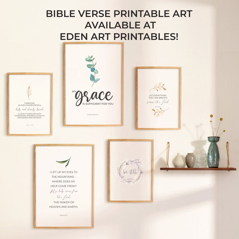 Puede incluir: Cinco impresiones enmarcadas con vers&iacute;culos b&iacute;blicos y dise&ntilde;os florales. Las impresiones est&aacute;n colgadas en una pared blanca con un estante de madera debajo. El estante tiene tres peque&ntilde;os jarrones encima.