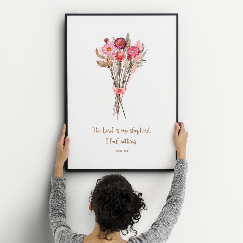 Puede incluir: Una impresi&oacute;n de pared blanca imprimible con un ramo de flores secas rosas y blancas y el texto "El Se&ntilde;or es mi pastor. Nada me faltar&aacute;. Salmo 23:1"
